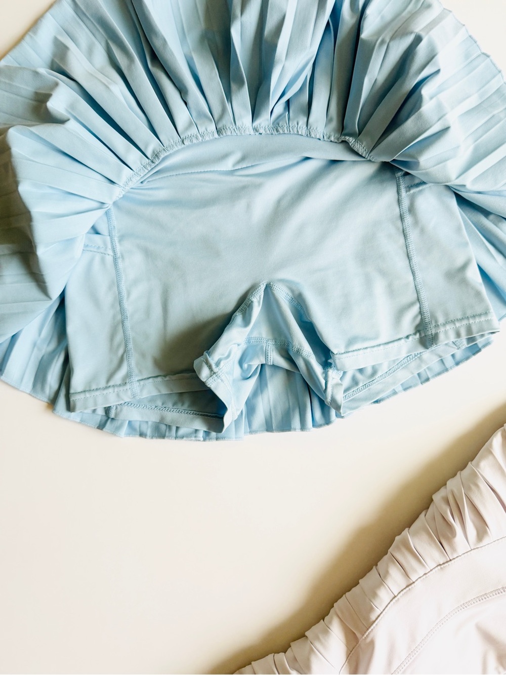 2PCS Gold Hinge XS light blue and white high rise pleated mini skirt set - Picture 4 of 6